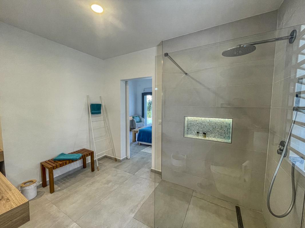 31 Location villa piscine accès plage Saint François Guadeloupe_sdb 1